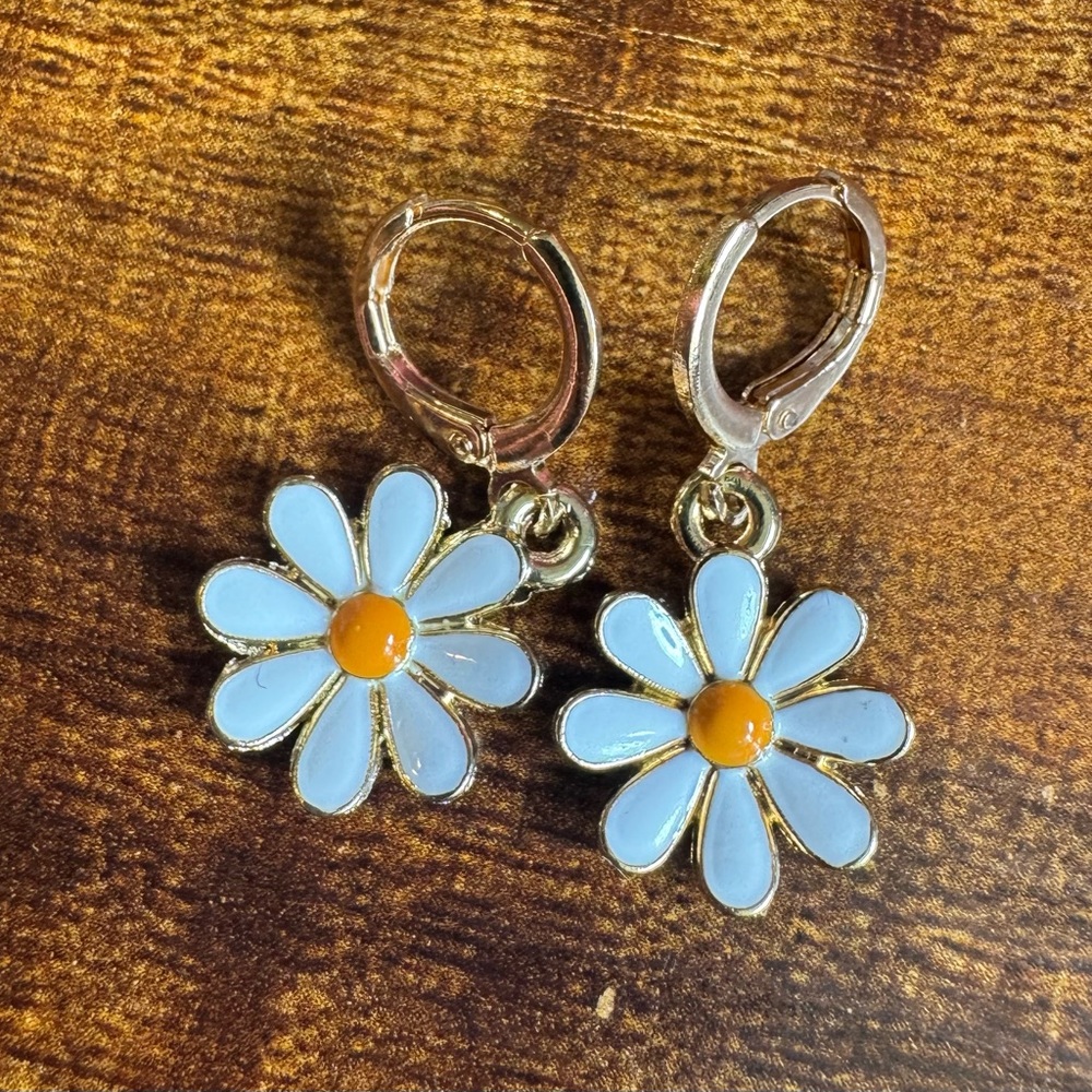 Goldtone Daisy Earrings and Heart Bracelet Set - Picture 3 of 4